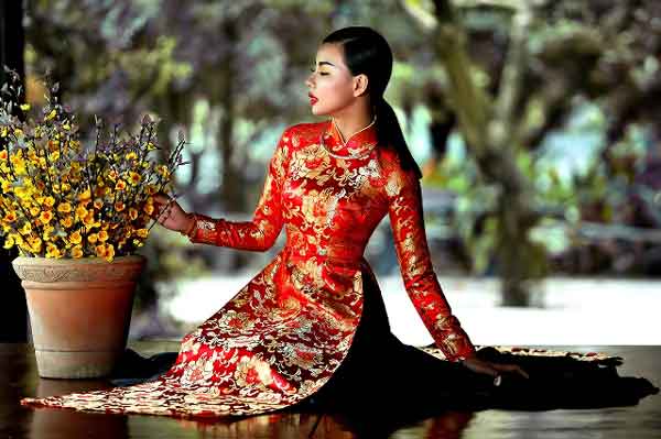 Áo dài gấm in hoa tạo nên vẻ đẹp dịu dàng
