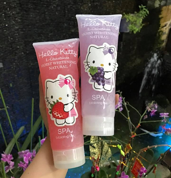 Trong Kem tẩy tế bào chết Hello Kitty có các hạt siêu nhỏ giúp loại bỏ da chết