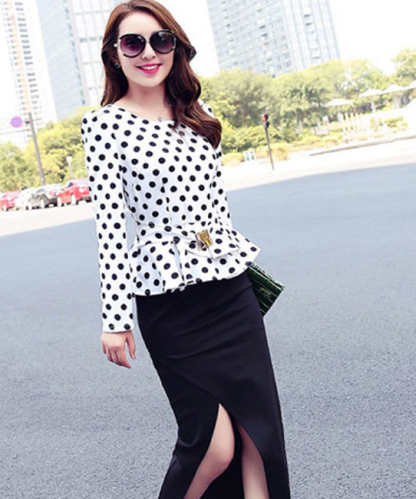 Chân váy đen ôm xẻ tà cùng áo peplum