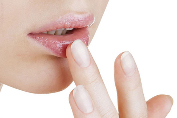 Cách dùng tẩy da chết môi Beauty Treats : massage nhẹ nhàng môi với gel