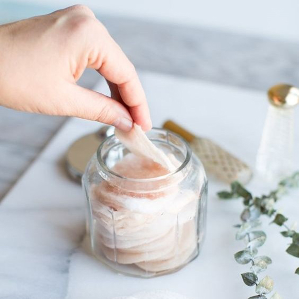 Cách dùng tẩy da chết môi Beauty Treats : làm sạch môi trước khi dùng gel