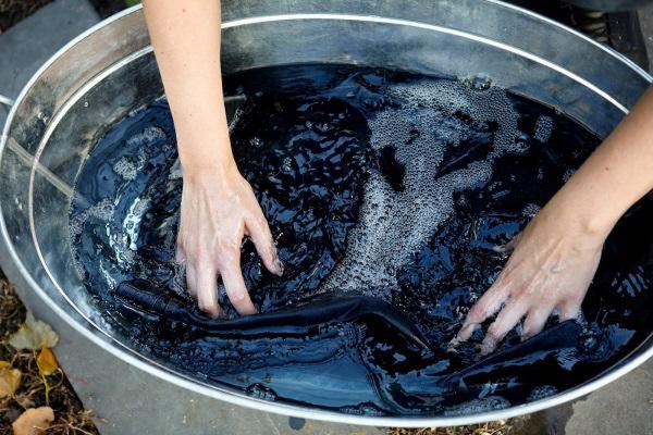 Ngâm quần bò trong nước lạnh hoặc với giấm