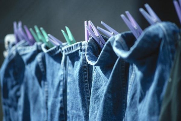 Cách làm cho quần áo Jean không ra màu
