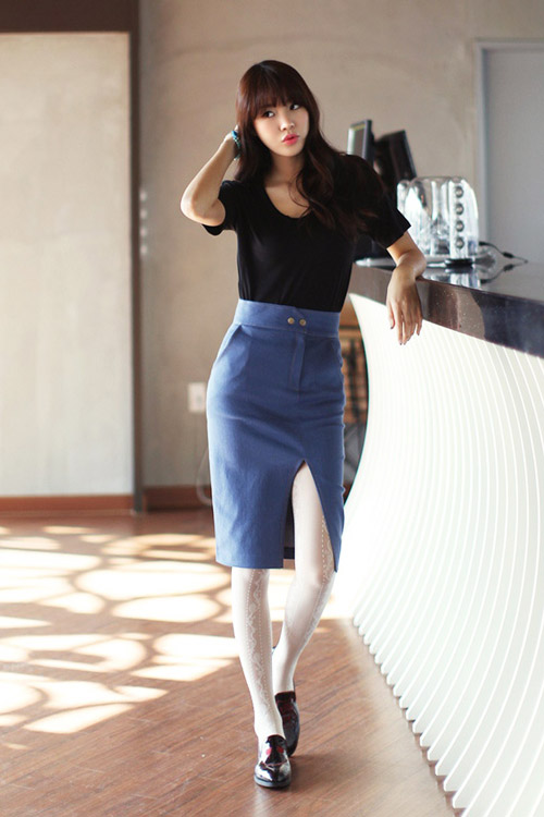 Chân váy và giày bệt