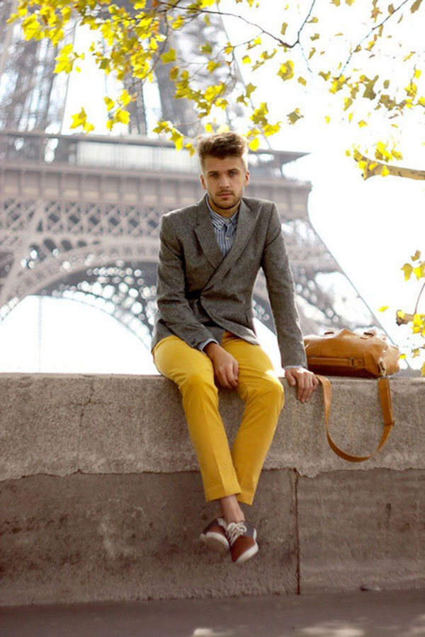 Cách phối đồ nam với áo sơ mi kẻ và quần sáng màu