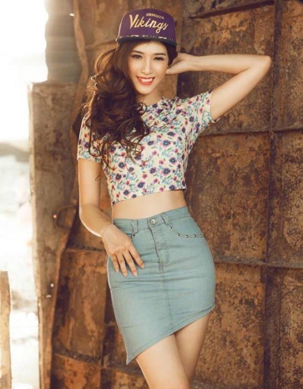 Áo croptop và cahan váy Jean giúp cơ thể khoe trọn những đường cong gợi cảm