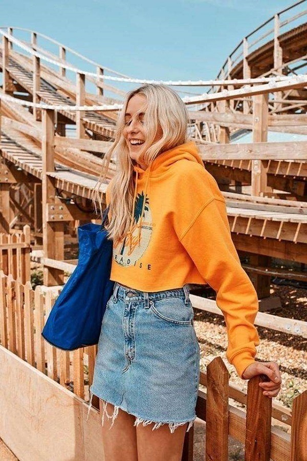 Áo hoodie và chân váy Jean cho những ngày se lạnh