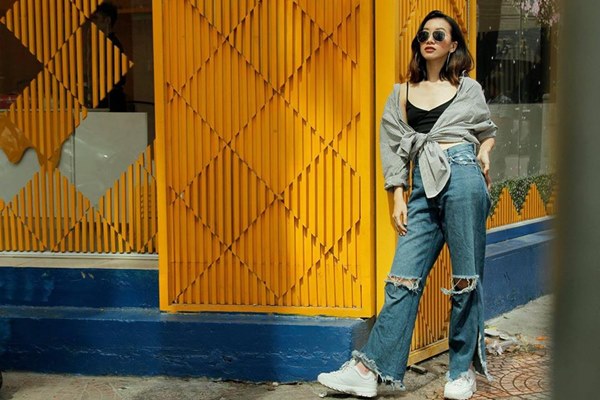 Phối quần jean rách với giày thể thao