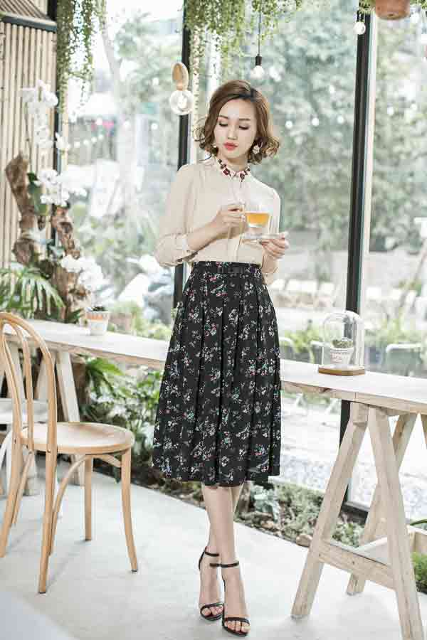 Chân váy dài vintage họa tiết hoa nhí mang lại sự dễ thương, đáng yêu và trẻ trung