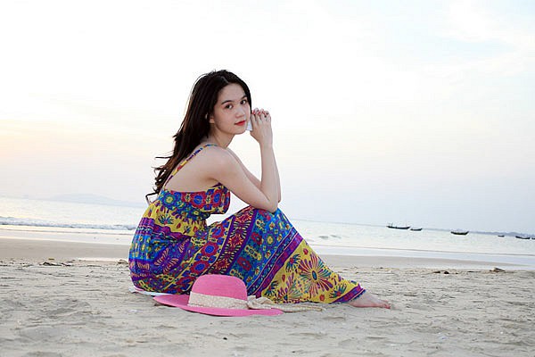 Chọn váy đầm maxi đi biển thổ cẩm