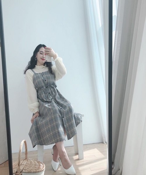 Đầm yếm caro và áo thun
