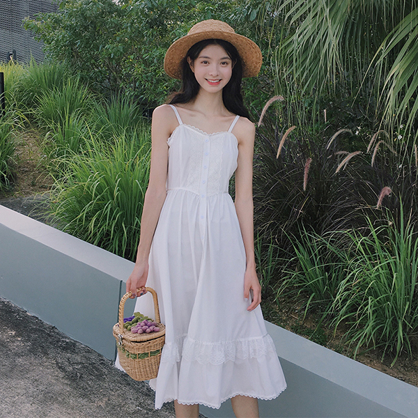 Đầm maxi đi biển màu trắng với chân váy đuôi cá