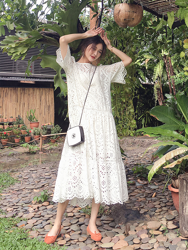 Đầm maxi đi biển màu trắng kiểu dáng suông