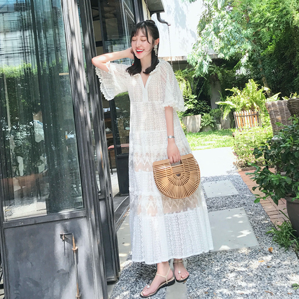 Đầm maxi đi biển màu trắng với chất liệu ren