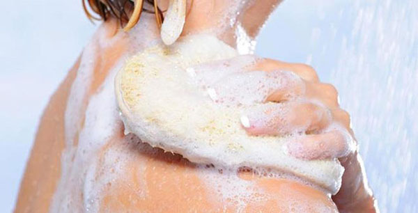 Cách sử dụng gel tẩy tế bào chết body : massage nhẹ nhàng với gel