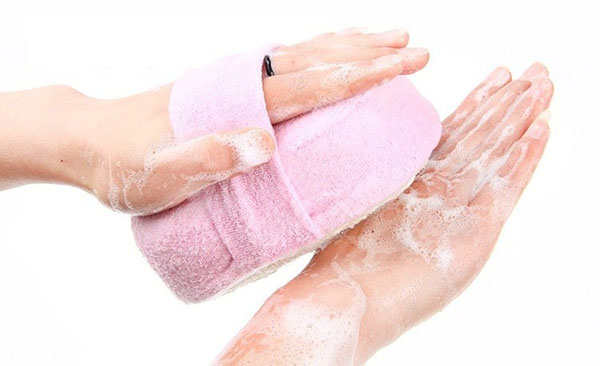 Cách sử dụng gel tẩy tế bào chết body : thoa kem lên body bằng bông tắm