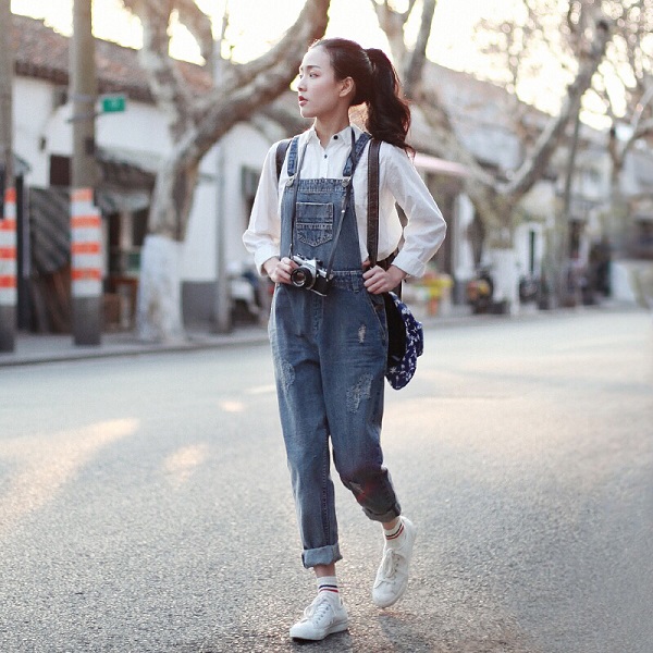 Kết hợp quần yếm với áo sơ mi