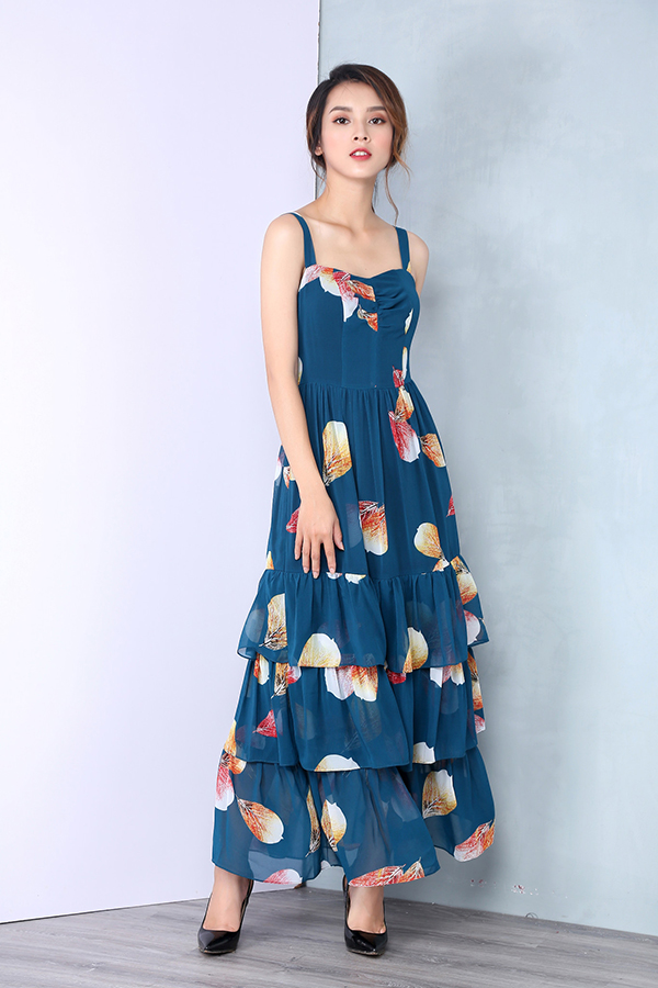 Đầm maxi đi biển cho người thấp nên có kiểu dáng ôm vừa phải