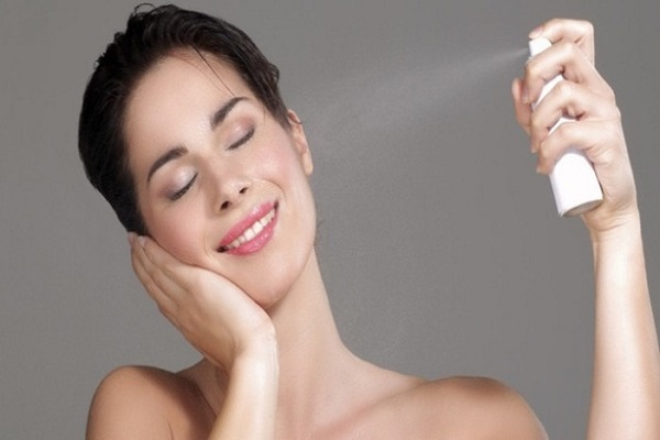 Xịt khoáng khiến lớp trang điểm giữ được lâu hơn
